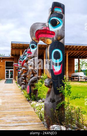 Totem Poles; Centre du patrimoine tlingit de Teslin; Teslin; Yukon; territoire du Canada Banque D'Images