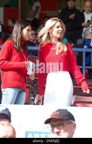 Phil Brown, Leila Russack repéré à Swindon Town FC v Northampton match au County Ground le samedi 1 octobre 2022 (Terry Scott/SPP) crédit: SPP Sport Press photo. /Alamy Live News Banque D'Images