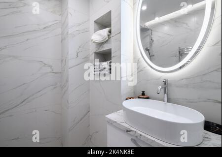 Intérieur blanc de la salle de bains avec carrelage en marbre sur les murs Banque D'Images