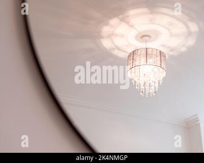 Vue à angle bas d'un lustre suspendu à un plafond blanc Banque D'Images