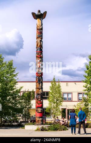 Pôle totem de la première nation dans le parc de la ville; Whitehorse; capitale des Territoires du Yukon; Canada Banque D'Images