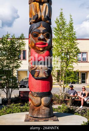 Pôle totem de la première nation dans le parc de la ville; Whitehorse; capitale des Territoires du Yukon; Canada Banque D'Images