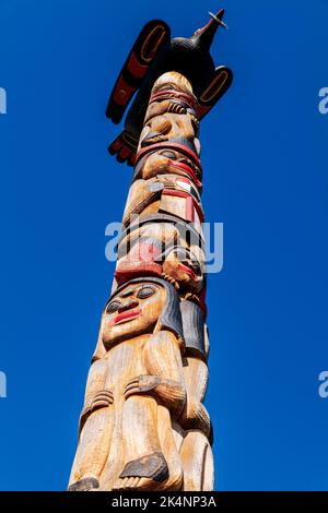 Pôle totem de la première nation dans le parc de la ville; Whitehorse; capitale des Territoires du Yukon; Canada Banque D'Images