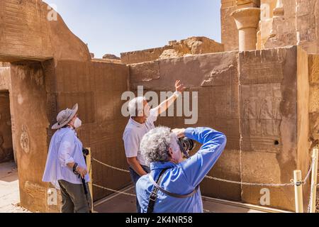 KOM Ombo, Assouan, Égypte. 25 février 2022. Guide expliquant les hiéroglyphes au temple de Kom Ombo. Banque D'Images