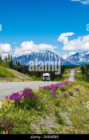 Voyageurs en véhicule de loisirs; vue à l'ouest des monts Saint Elias; parc national et réserve Kluane depuis la Haines Highway; territoire du Yukon; CAN Banque D'Images