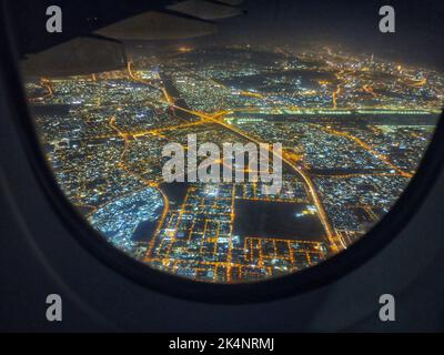 Vue d'Eyriel sur les gratte-ciel de Dubaï la nuit depuis un avion, horizon de Dubaï, vue de nuit sur dubaï, vue de nuit sur dubaï, paysage de dubaï, dubaï Banque D'Images