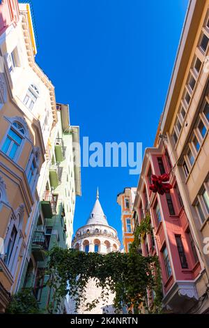 Voyage à Istanbul photo d'arrière-plan. Bâtiments historiques et la tour de Galata vue de la rue. Banque D'Images