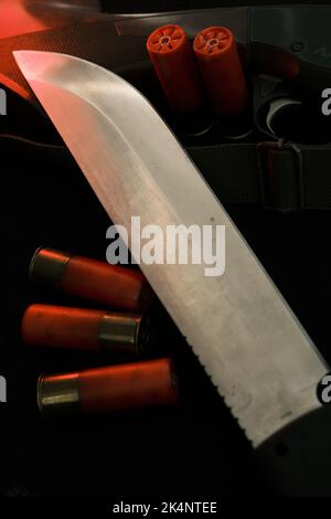 Arme sur tissu noir : couteau, fusil, carabines, vue de dessus. Vue de dessus du couteau et des carabines Banque D'Images