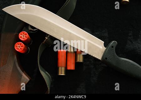 Arme sur tissu noir : couteau, fusil, carabines, vue de dessus. Vue de dessus du couteau et des carabines Banque D'Images