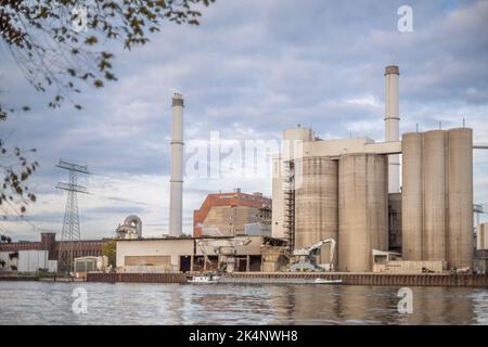 Centrale électrique de Klingenberg un fournisseur de chauffage urbain dans le quartier Berliner de Rummelsburg le long de la Spree à Lichtenberg, Berlin, Allemagne, Europe Banque D'Images