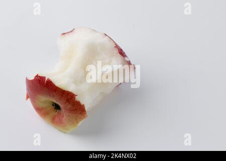 pomme rouge unique mangée jusqu'au noyau isolée sur fond blanc, tronçon de fruit mûr sur fond blanc Banque D'Images