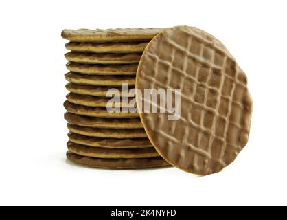 Pile de biscuits enrobés de chocolat fin isolée sur fond blanc Banque D'Images