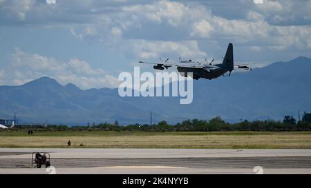 Un appel de compas EC-130H du groupe de combat électronique 55th piloté par le lieutenant-général de la US Air Force Kevin Kennedy prend son envol à la base aérienne de Davis-Monthan, en Arizona, le 14 septembre 2022. L’ECG 55th est responsable de l’exploitation et du maintien de la seule mission d’attaque électronique aérienne de la Force aérienne. (É.-U. Photo de la Force aérienne par Airman classe 1st Paige Weldon) Banque D'Images