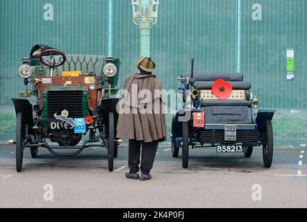 Deux voitures anciennes garées à la ligne d'arrivée à Brighton après la course entre Londres et Brighton. Sherlock Holmes se demande peut-être pour quoi sont les coquelicots. Banque D'Images