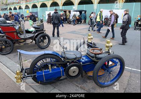 Un tricycle vétéran est stationné sur le trajet de Madiera à Brighton après avoir terminé la course de voiture de vétéran de Londres. Banque D'Images