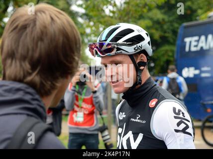 Chris Froome rencontre le public devant le bus de l'équipe Sky sur les bas avant l'étape de Bristol de la course de vélo Tour of Britain 2018, Royaume-Uni Banque D'Images