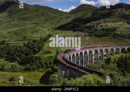 Le train Jacobite passe au-dessus du viaduc de Glenfinnan en Écosse Banque D'Images