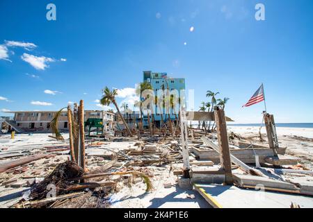 Fort Myers Beach, États-Unis. 02nd octobre 2022. Un drapeau américain en lambeaux survole les vestiges d'un bâtiment à la suite de l'ouragan de catégorie 4 Ian, 2 octobre 2022, à fort Myers Beach, en Floride. Crédit : SRA Jesse Hanson/US Air Force/Alay Live News Banque D'Images