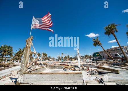 Fort Myers Beach, États-Unis. 02nd octobre 2022. Un drapeau américain en lambeaux survole les vestiges d'un bâtiment à la suite de l'ouragan de catégorie 4 Ian, 2 octobre 2022, à fort Myers Beach, en Floride. Crédit : SRA Jesse Hanson/US Air Force/Alay Live News Banque D'Images