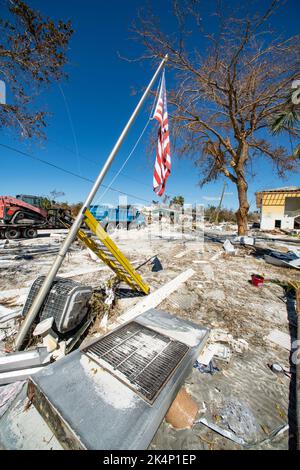 Fort Myers Beach, États-Unis. 02nd octobre 2022. Un drapeau américain en lambeaux survole un monument détruit dédié aux marins perdus en mer à la suite de l'ouragan massif de catégorie 4 Ian, 2 octobre 2022 à fort Myers Beach, Floride. Crédit : SRA Jesse Hanson/US Air Force/Alay Live News Banque D'Images