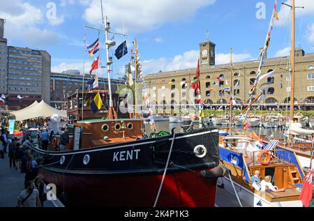 Le remorqueur Kent a été ancré à St Katharines Dock pour le festival Classic Boat, un événement qui a attiré de nombreux visiteurs. Londres, Royaume-Uni Banque D'Images