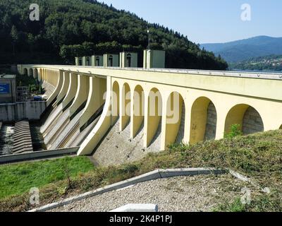 Zywiec, Pologne - 2 août 2018 : barrage de confinement du lac artificiel Banque D'Images
