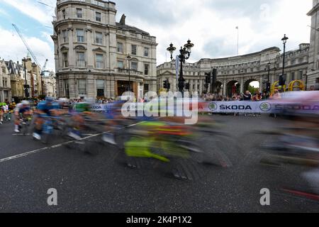 Les cyclistes de la course cycliste Tour of Britain passent devant Admiralty Arch, Londres, Royaume-Uni, le dernier jour de la course. Banque D'Images