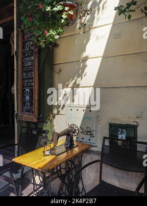 Cracovie, Pologne - 4 août 2018: Café klub avec machines à coudre comme tables basses Banque D'Images