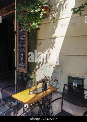 Cracovie, Pologne - 4 août 2018: Café klub avec machines à coudre comme tables basses Banque D'Images