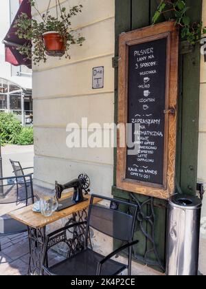 Cracovie, Pologne - 4 août 2018: Café klub avec machines à coudre comme tables basses Banque D'Images