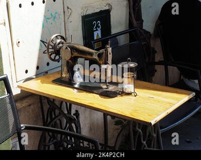 Cracovie, Pologne - 4 août 2018: Café klub avec machines à coudre comme tables basses Banque D'Images