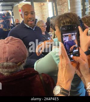 Racine, Wisconsin, États-Unis. 3rd octobre 2022. LT. GOV. MANDELA BARNES du Wisconsin, qui se présente comme le candidat démocrate contre le sénateur américain sortant Ron Johnson (R-Oshkosh) à l'élection de 8 novembre, salue les partisans et parle des droits à l'avortement à Littleport Brewing Co. À racine, Wisconsin lundi 3 octobre 2022. Cette étape s'inscrivait dans le cadre de sa tournée de campagne « Ron Against Roe », qui a mis en lumière la décision controversée de la Cour suprême sur l'avortement. Il est apparu avec un groupe appelé « moms for Mandela ». (Image de crédit : © Mark Hertzberg/ZUMA Press Wire) Banque D'Images