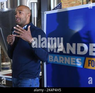 Racine, Wisconsin, États-Unis. 3rd octobre 2022. LT. GOV. MANDELA BARNES du Wisconsin, qui se présente comme le candidat démocrate contre le sénateur américain sortant Ron Johnson (R-Oshkosh) à l'élection de 8 novembre, salue les partisans et parle des droits à l'avortement à Littleport Brewing Co. À racine, Wisconsin lundi 3 octobre 2022. Cette étape s'inscrivait dans le cadre de sa tournée de campagne « Ron Against Roe », qui a mis en lumière la décision controversée de la Cour suprême sur l'avortement. Il est apparu avec un groupe appelé « moms for Mandela ». (Image de crédit : © Mark Hertzberg/ZUMA Press Wire) Banque D'Images