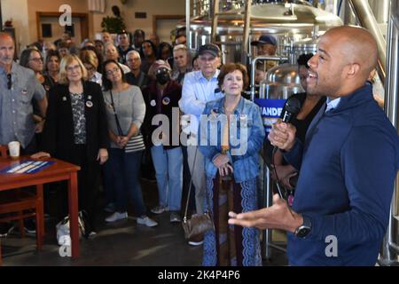 Racine, Wisconsin, États-Unis. 3rd octobre 2022. LT. GOV. MANDELA BARNES du Wisconsin, qui se présente comme le candidat démocrate contre le sénateur américain sortant Ron Johnson (R-Oshkosh) à l'élection de 8 novembre, salue les partisans et parle des droits à l'avortement à Littleport Brewing Co. À racine, Wisconsin lundi 3 octobre 2022. Cette étape s'inscrivait dans le cadre de sa tournée de campagne « Ron Against Roe », qui a mis en lumière la décision controversée de la Cour suprême sur l'avortement. Il est apparu avec un groupe appelé « moms for Mandela ». (Image de crédit : © Mark Hertzberg/ZUMA Press Wire) Banque D'Images