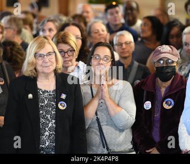 Racine, Wisconsin, États-Unis. 3rd octobre 2022. Gouv. Lt. Mandela Barnes du Wisconsin, qui se présente comme le candidat démocrate contre le sénateur américain sortant Ron Johnson (R-Oshkosh) à l'élection de 8 novembre, salue les partisans et parle des droits à l'avortement à Littleport Brewing Co. À racine, Wisconsin lundi 3 octobre 2022. Cette étape s'inscrivait dans le cadre de sa tournée de campagne « Ron Against Roe », qui a mis en lumière la décision controversée de la Cour suprême sur l'avortement. Il est apparu avec un groupe appelé « moms for Mandela ». (Image de crédit : © Mark Hertzberg/ZUMA Press Wire) Banque D'Images