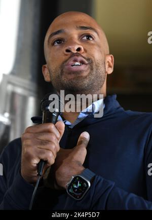 Racine, Wisconsin, États-Unis. 3rd octobre 2022. LT. GOV. MANDELA BARNES du Wisconsin, qui se présente comme le candidat démocrate contre le sénateur américain sortant Ron Johnson (R-Oshkosh) à l'élection de 8 novembre, salue les partisans et parle des droits à l'avortement à Littleport Brewing Co. À racine, Wisconsin lundi 3 octobre 2022. Cette étape s'inscrivait dans le cadre de sa tournée de campagne « Ron Against Roe », qui a mis en lumière la décision controversée de la Cour suprême sur l'avortement. Il est apparu avec un groupe appelé « moms for Mandela ». (Image de crédit : © Mark Hertzberg/ZUMA Press Wire) Banque D'Images