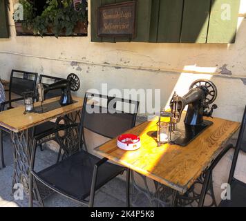 Cracovie, Pologne - 4 août 2018: Café klub avec machines à coudre comme tables basses Banque D'Images