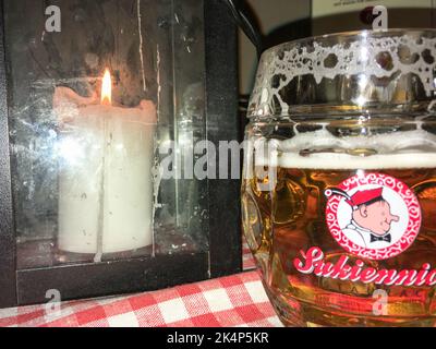 Cracovie, Pologne - 3 août 2018: Bière et liqueur sur une table avec bougie Banque D'Images