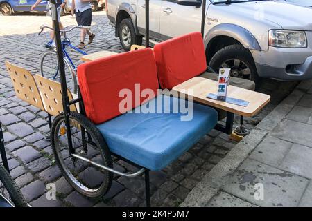 Cracovie, Pologne - 4 août 2018: Vélo ornemental avec table et chaises Banque D'Images