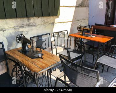 Cracovie, Pologne - 4 août 2018: Café klub avec machines à coudre comme tables basses Banque D'Images