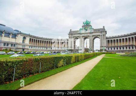 L'arcade Cinquantenaire est une arcade commémorative dans le centre du Parc du Cinquantenaire (Jubelpark) à Bruxelles, en Belgique, à Jubrlpark avec des greens verts Banque D'Images