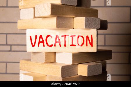 17th jour de mai. Une main écrivant un TEXTE DE VACANCES et dessinant un sourire. Concept de planification des vacances. Concept du mois de printemps, du jour de l'année. Banque D'Images