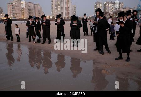 Ashdod, Israël. 3rd octobre 2022. Les Juifs ultra-orthodoxes exécutent le rituel Tashlich sur les rives de la mer Méditerranée à Ashdod, Israël, le 3 octobre 2022. Tashlich est un rituel au cours duquel les croyants jettent leurs péchés dans l'eau et le poisson, et il est exécuté avant le jour juif des Expiations, ou Yom Kippour. Credit: Gil Cohen Magen/Xinhua/Alay Live News Banque D'Images