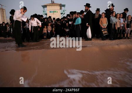 Ashdod, Israël. 3rd octobre 2022. Les Juifs ultra-orthodoxes exécutent le rituel Tashlich sur les rives de la mer Méditerranée à Ashdod, Israël, le 3 octobre 2022. Tashlich est un rituel au cours duquel les croyants jettent leurs péchés dans l'eau et le poisson, et il est exécuté avant le jour juif des Expiations, ou Yom Kippour. Credit: Gil Cohen Magen/Xinhua/Alay Live News Banque D'Images