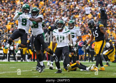 Pittsburgh, Pennsylvanie, États-Unis. 2nd octobre 2022. 2 octobre 2022 New York Jets linebacker Kwon Alexander (9), New York Jets défensive end Carl Lawson (58) et New York Jets défensive end Bryce Huff (47) célèbrent au Pittsburgh Steelers vs New York Jets à Pittsburgh, PA au stade d'Acrisure. Jake Mysliwczyk/BMR (image de crédit : © Jake Mysliwczyk/BMR via ZUMA Press Wire) Banque D'Images