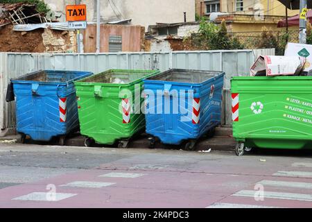 Tirana, Albanie - 1 septembre 2022: Tri des déchets à Tirana, Albanie. Conteneurs à ordures verts et bleus dans les rues de Tirana, en Albanie. Coloré Banque D'Images