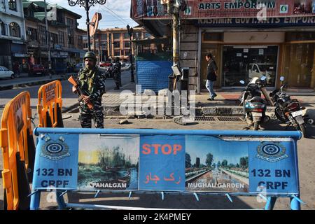 Srinagar, Inde. 03rd octobre 2022. De lourds arrangements de sécurité dans la vallée du Cachemire avant la visite de deux jours du ministre de l'intérieur Amit Shah à Jammu-et-Cachemire. Les forces de sécurité de nombreux endroits utilisent un détecteur d'explosifs à Lalchowk, dans la région de Srinagar, dans le cadre de l'exercice de sécurité. (Photo de Mubashir Hassan/Pacific Press) crédit: Pacific Press Media production Corp./Alay Live News Banque D'Images