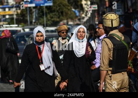 Srinagar, Inde. 03rd octobre 2022. De lourds arrangements de sécurité dans la vallée du Cachemire avant la visite de deux jours du ministre de l'intérieur Amit Shah à Jammu-et-Cachemire. Les forces de sécurité de nombreux endroits utilisent un détecteur d'explosifs à Lalchowk, dans la région de Srinagar, dans le cadre de l'exercice de sécurité. (Photo de Mubashir Hassan/Pacific Press) crédit: Pacific Press Media production Corp./Alay Live News Banque D'Images