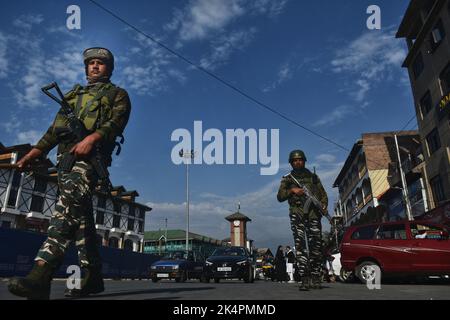 Srinagar, Inde. 03rd octobre 2022. De lourds arrangements de sécurité dans la vallée du Cachemire avant la visite de deux jours du ministre de l'intérieur Amit Shah à Jammu-et-Cachemire. Les forces de sécurité de nombreux endroits utilisent un détecteur d'explosifs à Lalchowk, dans la région de Srinagar, dans le cadre de l'exercice de sécurité. (Photo de Mubashir Hassan/Pacific Press) crédit: Pacific Press Media production Corp./Alay Live News Banque D'Images