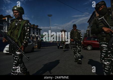 Srinagar, Inde. 03rd octobre 2022. De lourds arrangements de sécurité dans la vallée du Cachemire avant la visite de deux jours du ministre de l'intérieur Amit Shah à Jammu-et-Cachemire. Les forces de sécurité de nombreux endroits utilisent un détecteur d'explosifs à Lalchowk, dans la région de Srinagar, dans le cadre de l'exercice de sécurité. (Photo de Mubashir Hassan/Pacific Press) crédit: Pacific Press Media production Corp./Alay Live News Banque D'Images